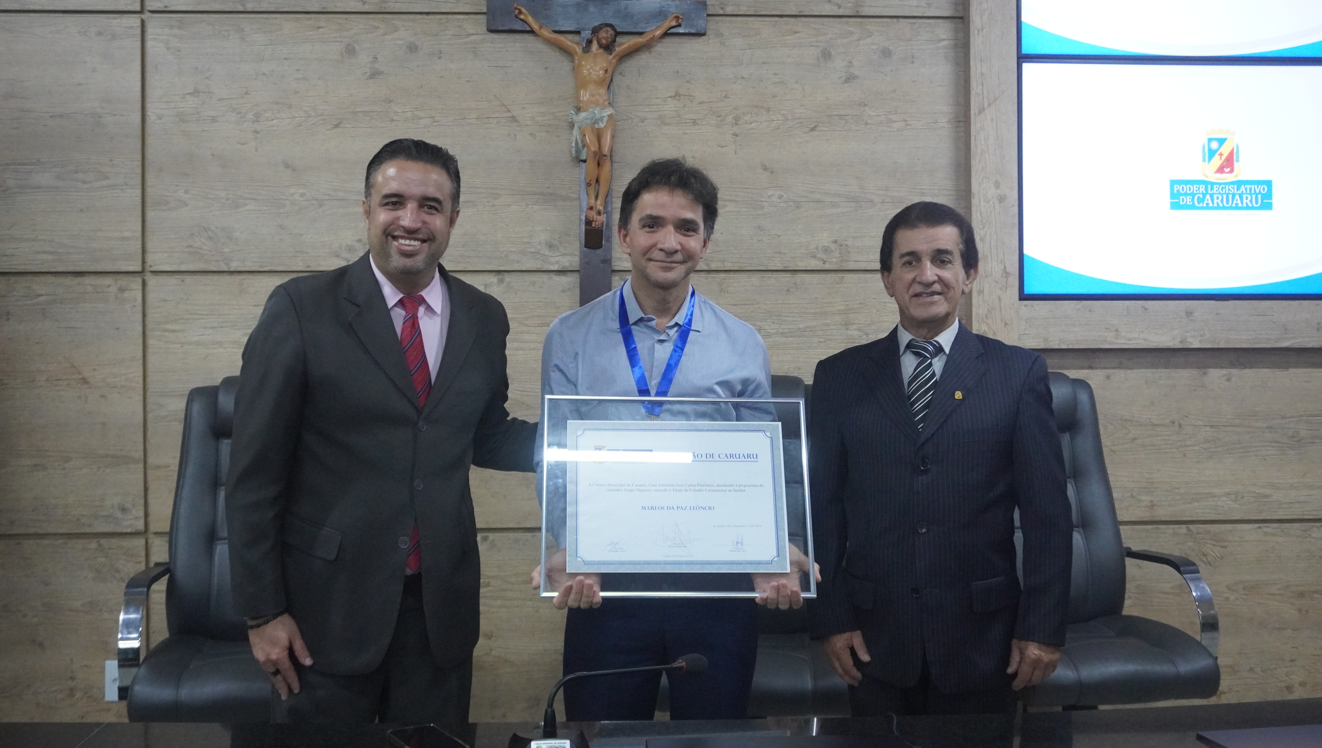 Cirurgião Marlos da Paz recebe Título de Cidadania e medalha em sessão solene no Poder Legislativo de Caruaru