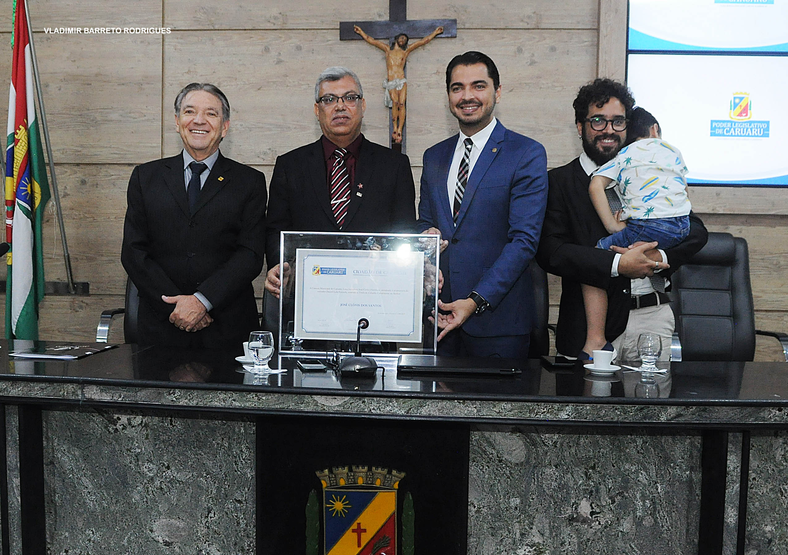 Entrega do Título de Cidadão a Clóvis Santos