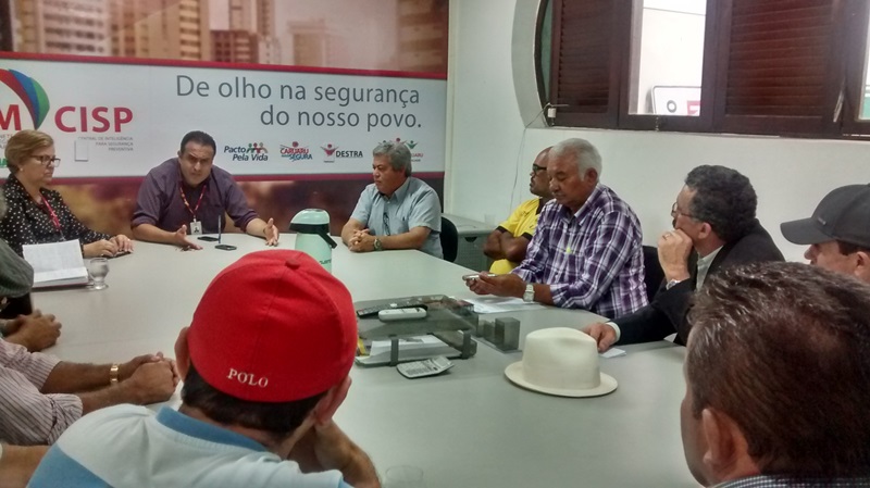 Heleno protesta contra apreensão de táxis