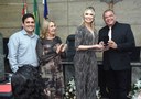 Sinara Kataline recebe medalha de honra em Sessão Solene