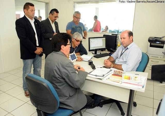 Vereadores iniciam visitas a postos do Detran